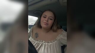 Nessidivine @ Heiße Milf im Auto ist notgeil und spielt an ihren Titten