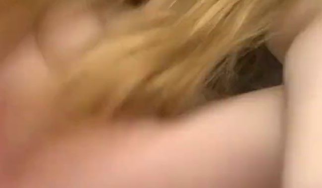 SARAahh besorgt es sich im Bad... notgeil ohne Ende