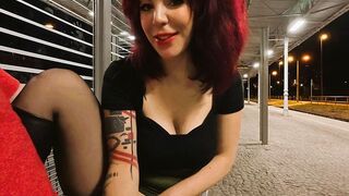 Versaute ElliBoo befriedigt sich mitten am Bahnhof öffentlich vor Fremden und bläst ihm den Schwanz
