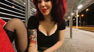 Versaute ElliBoo befriedigt sich mitten am Bahnhof öffentlich vor Fremden und bläst ihm den Schwanz
