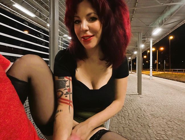 Versaute ElliBoo befriedigt sich mitten am Bahnhof öffentlich vor Fremden und bläst ihm den Schwanz