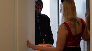 LeaKirsch @ Heißer Maskenmann fickt mich an Halloween