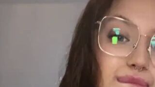 Hotxluna zieht blank und zeigt sich oben ohne