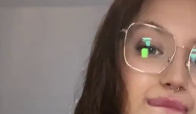 Hotxluna zieht blank und zeigt sich oben ohne