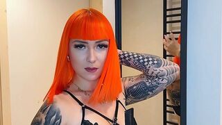 Scarletvixenofficial zeigt sich in knappen Dessous