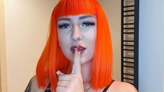 Scarletvixenofficial zeigt sich in knappen Dessous