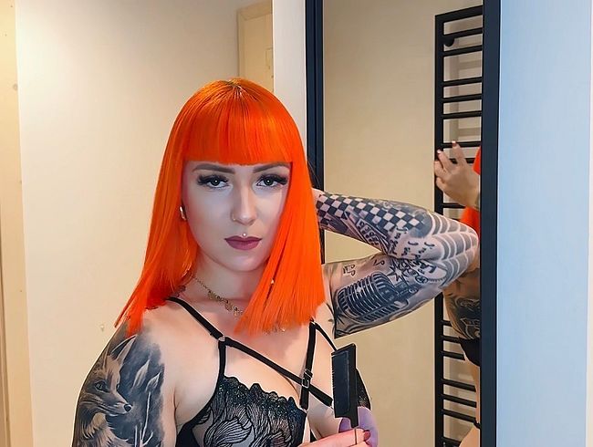 Scarletvixenofficial zeigt sich in knappen Dessous