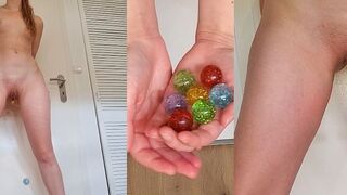 itspinkmelina spielt mit Flummis in ihrer Muschi