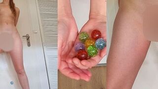 itspinkmelina spielt mit Flummis in ihrer Muschi