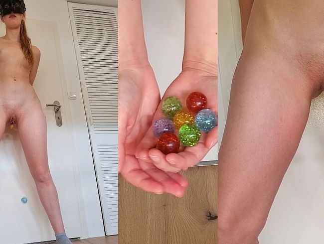 itspinkmelina spielt mit Flummis in ihrer Muschi