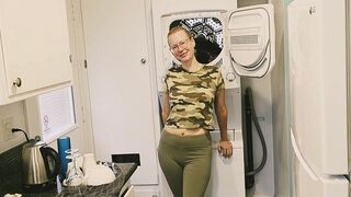 Doppelter Cumshot für die notgeile Nachbarin (blonde-hexe)