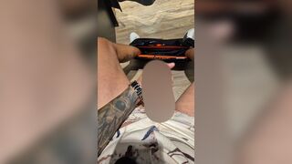 Skaterjunge-19 wixxt deinen Schwanz in der Umkleide bis die Sahne kommt