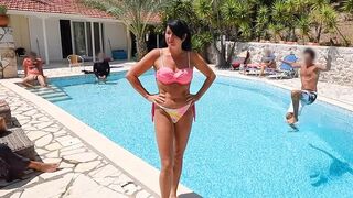 Edelhure schluckt in der Villa das Sperma von jedem (Alexalexandria)