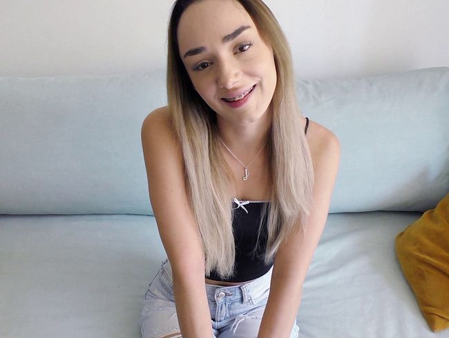 Bei Teen-Dreams hat ein süßes Mädchen mit Zahnspange ihr erstes Casting