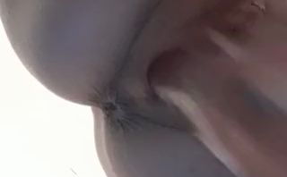 Creamybunny pumpt sich ihre Muschi auf