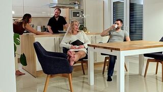 Mila-Hase braucht Sex nach dem ersten Kaffee