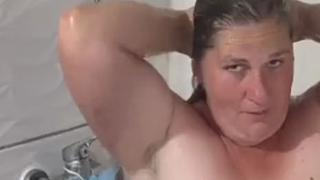 Daniela2408 verführt dich unter der Dusche