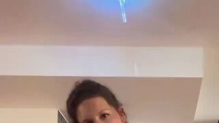 Caroline-391 zeigt dir ihren Plug und bumst sich selbst
