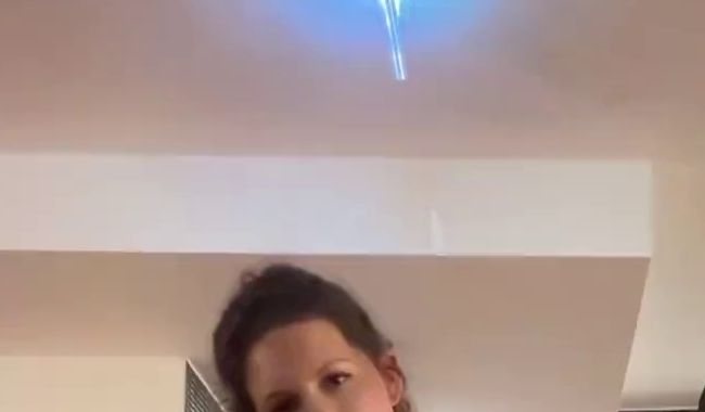 Caroline-391 zeigt dir ihren Plug und bumst sich selbst