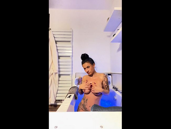 Nina-Velvet zeigt sich nackt