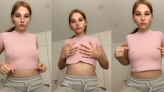 KleineMaja reitet den riesigen Dildo vor deinen Augen