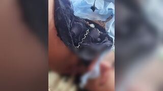 Mania_Pigmilk pisst draußen im Wald