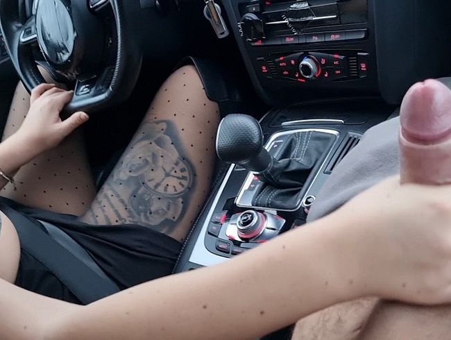 germanmaskedlucie erlebt auf der Autobahn einen geilen Orgasmus
