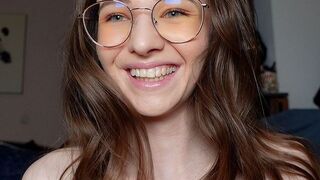 Emmi Hill zeigt ihre Lieblings-Sextoys