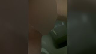 blackforesttscent schiebt sich Prinzessbohnen in die Muschi