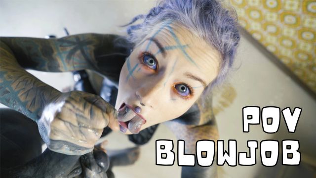 Anuskatzz: TATTOOED Pornostar in HIGH HEELS fingert ihren ANAL und gibt einen