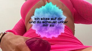 ShortyHolly: Schau zu, wie ich über dir den Dildo reite