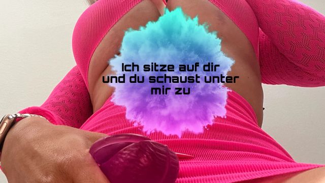 ShortyHolly: Schau zu, wie ich über dir den Dildo reite