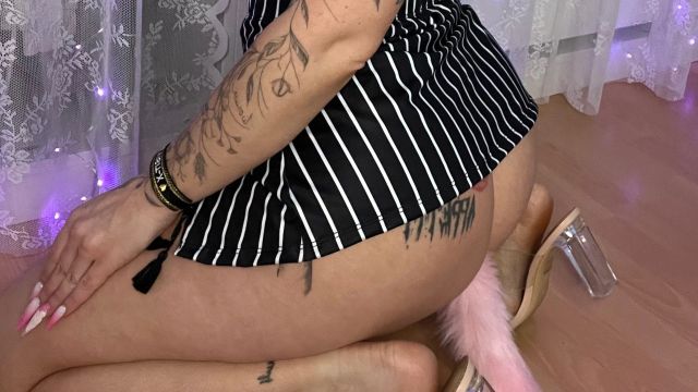 ShortyHolly: Der sexy Bürorock