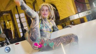 Anuskatzz: Analspiel in der Badewanne - Tattoo Girl streckt ihr Arschloch