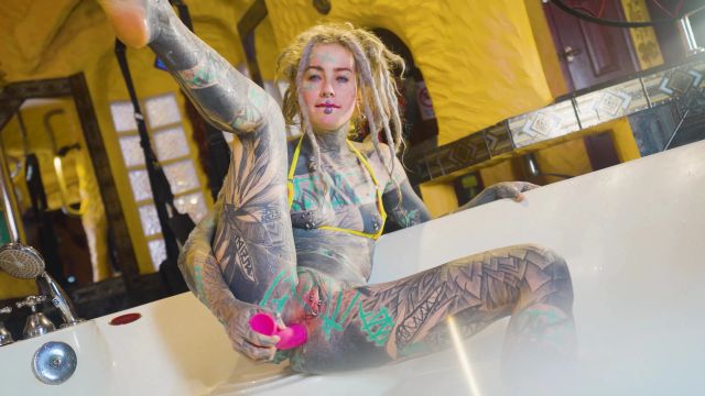Anuskatzz: Analspiel in der Badewanne - Tattoo Girl streckt ihr Arschloch