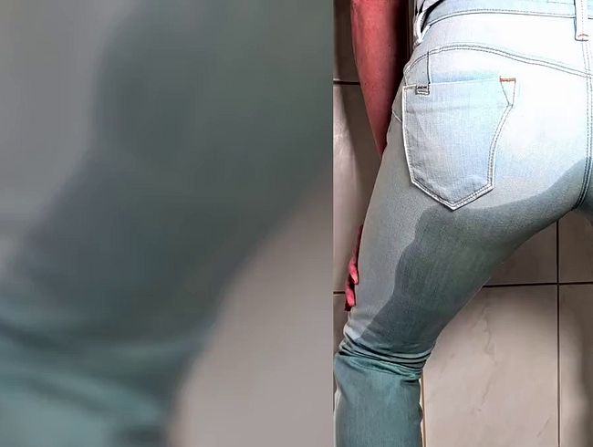 Skinny Legs pisst in ihre enge Jeans