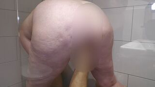 MrsEssen7471 lässt sich in der Dusche bumsen