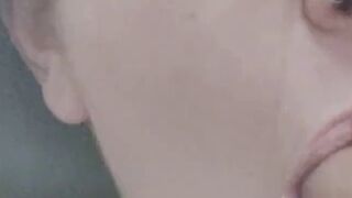 Lexxxylove: Dildo lutschen macht mich geil !