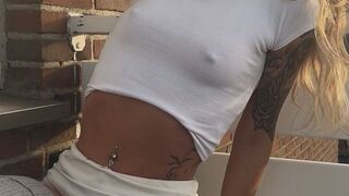 ZoeyLinn772: Es ist kalt …. Das heißt: STEIFE geile Nippel!! ;)
