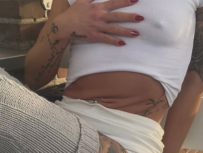 ZoeyLinn772: Es ist kalt …. Das heißt: STEIFE geile Nippel!! ;)