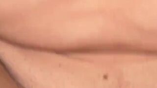 Roana-Red schiebt sich auf dem Wannenrand einen Dildo in die Pussy