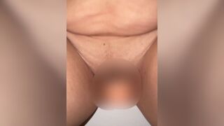 Roana-Red schiebt sich auf dem Wannenrand einen Dildo in die Pussy