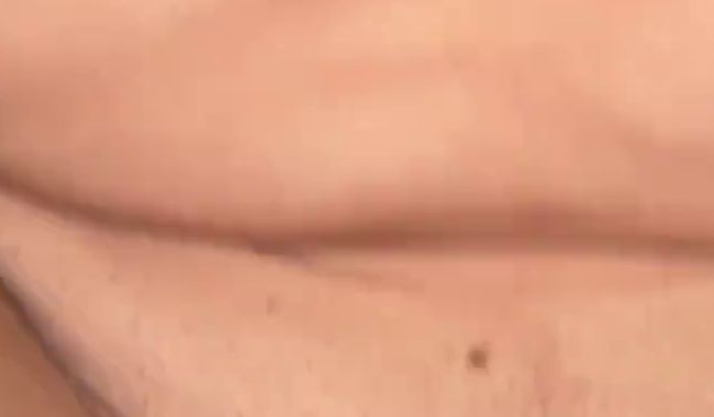 Roana-Red schiebt sich auf dem Wannenrand einen Dildo in die Pussy