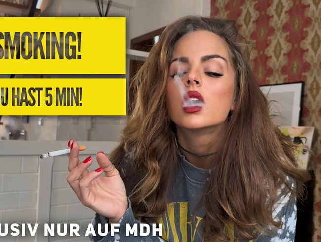 Arya La Roca kontrolliert dich beim Rauchen