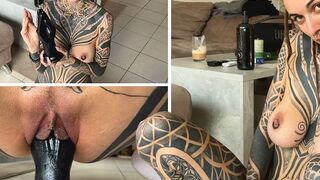 Aja-Moon testet den Fisting Dildo aus