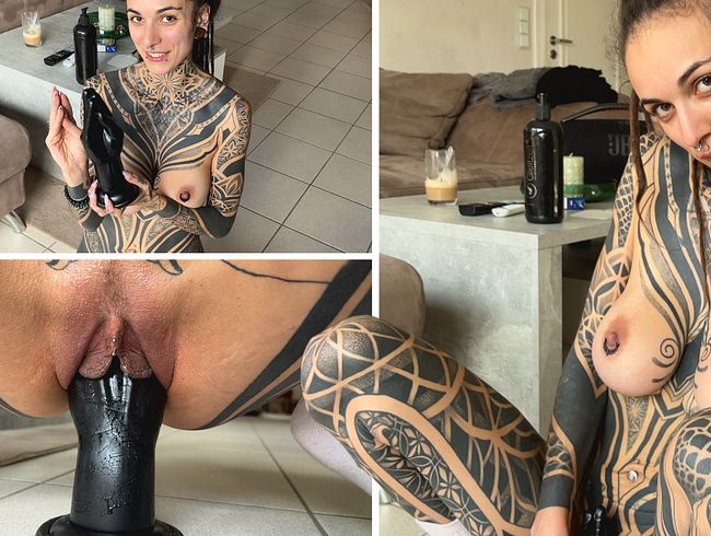 Aja-Moon testet den Fisting Dildo aus