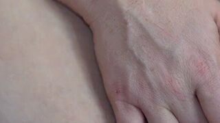 Mona Moos fingert sich die haarige Muschi
