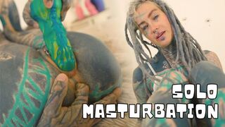 Anuskatzz - Tattoo Girl fickt sich mit einem großen Toy