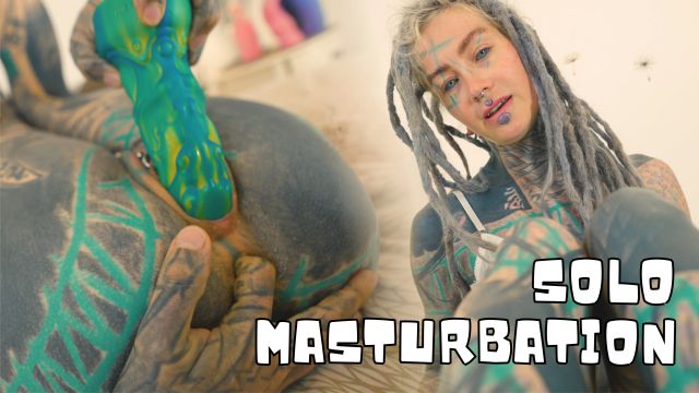 Anuskatzz - Tattoo Girl fickt sich mit einem großen Toy