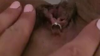 Creamybunny zeigt sich beim Pissen